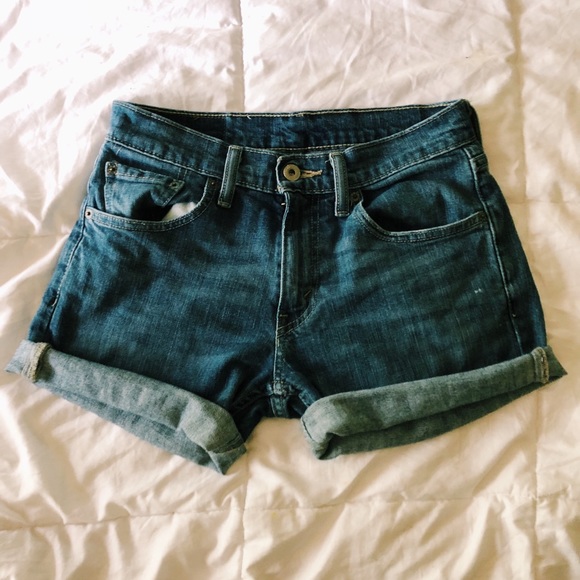 LEVI SHORTS W: 28” - Picture 3 of 3